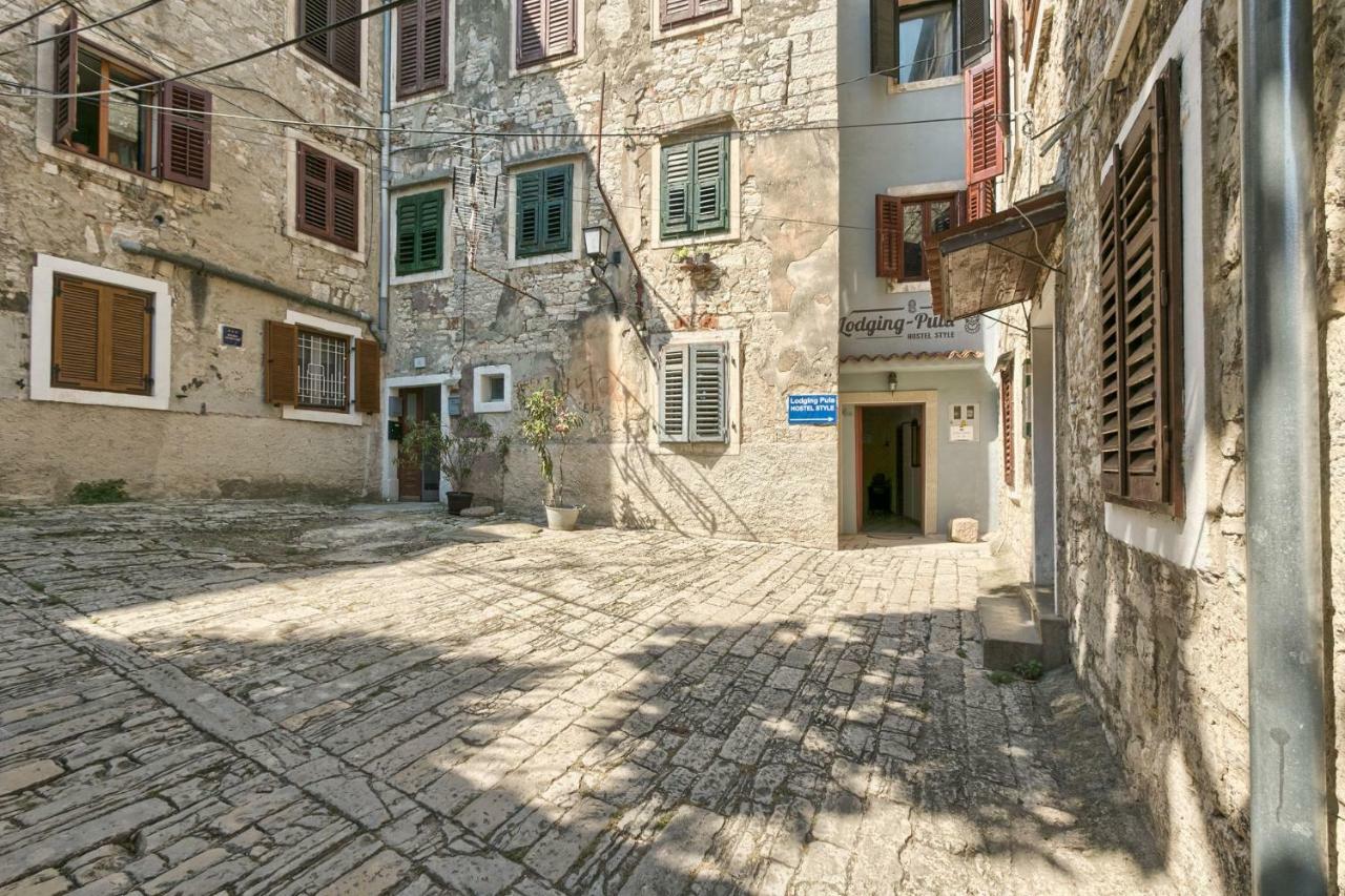 Old Town Apartments In City Center Pula Exteriör bild